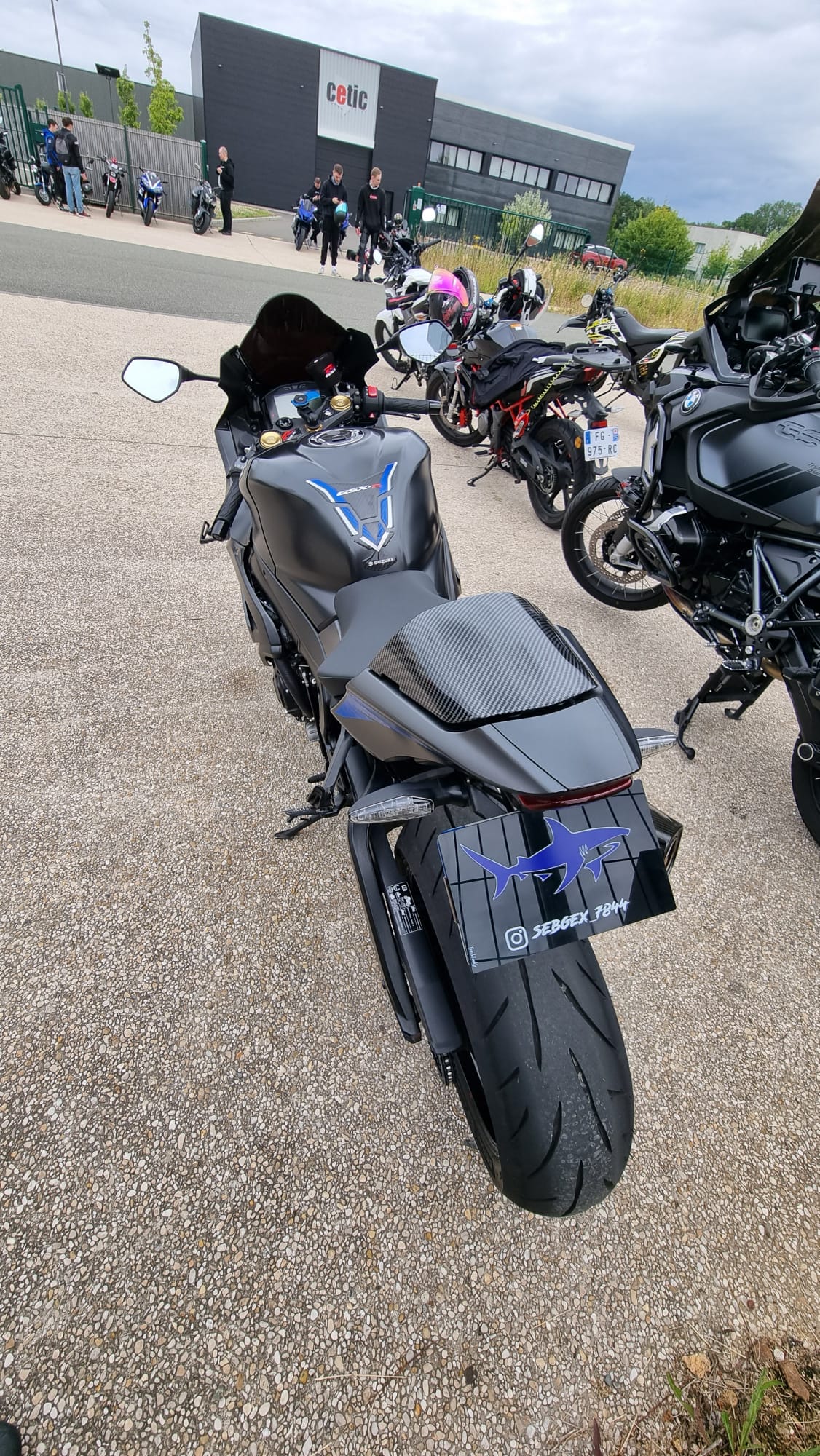 Cache Plaque MOTO *** TEXTE + LOGO RESEAU ***